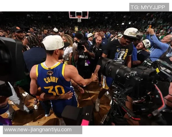 库里回应文班干扰罚球事件称特意配合球迷反应 库里回应文班干扰罚球事件称特意配合球迷反应