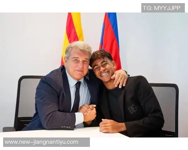 巴萨重返诺坎普纪念海报揭幕亚马尔弗里克库巴西齐聚一堂