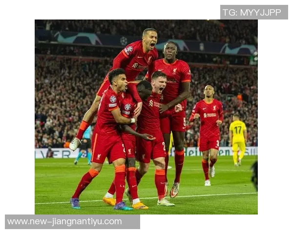 德里欧赛后高举欧冠MVP奖杯庆祝对利物浦的精彩表现与进球荣耀